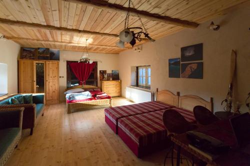 LúčkaにあるShambhala centrumの部屋にベッドとソファがある寝室