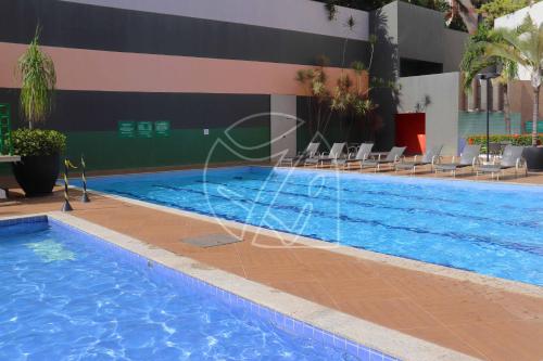 - une piscine avec une fontaine dans un bâtiment dans l'établissement Veredas do Rio Quente Family, à Rio Quente