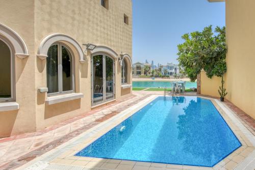 ein Bild eines Schwimmbads in einem Haus in der Unterkunft Stunning Villa with Private Pool & Beach Access in Dubai