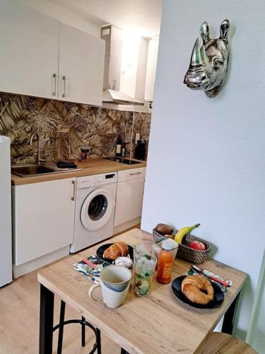 une cuisine avec une table avec de la nourriture dessus dans l'établissement Le Jungle Appart, centre ville Narbonne, à Narbonne