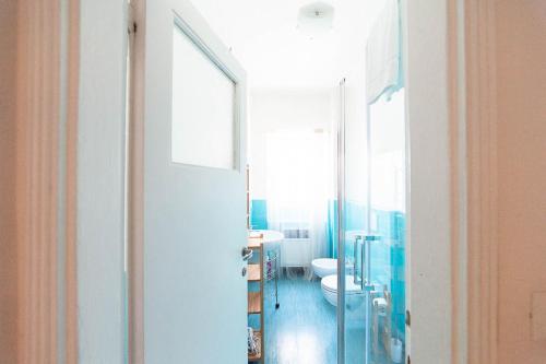 ミラノにあるCorso Como A12のバスルーム(トイレ、洗面台、鏡付)