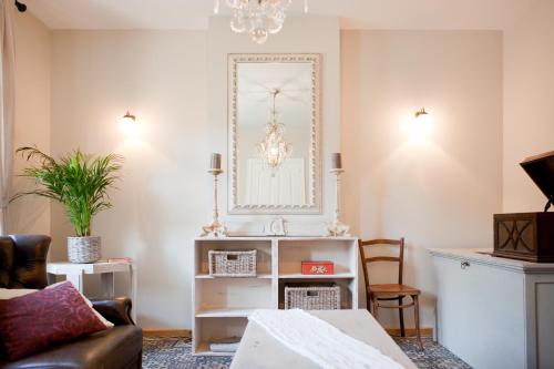 - un salon avec un canapé et un miroir dans l'établissement Vakantiewoning Tivoli, à Dilsen-Stokkem