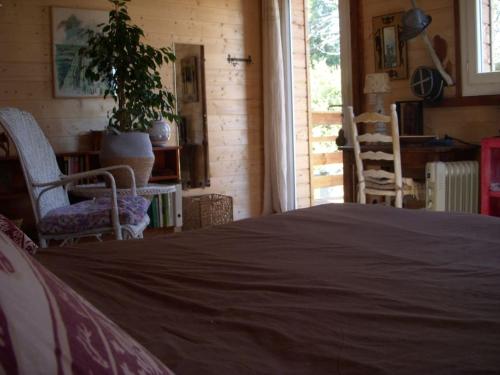 une chambre avec un lit, deux chaises et une table dans l'établissement Un havre de paix, à Aigues-Vives