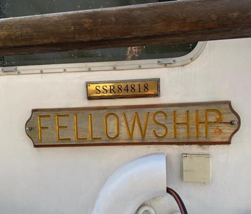 a sign on the side of a boat with the worditivesitiveselve sqor at Bateau Fellowship in Narbonne
