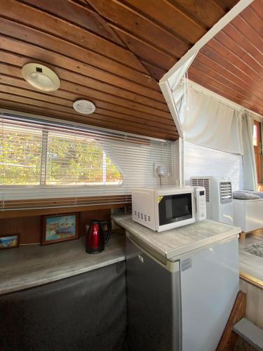 une cuisine avec un four micro-ondes au-dessus d'un comptoir dans l'établissement Bateau Fellowship, à Narbonne