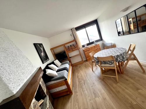 une pièce avec une table et une salle à manger dans l'établissement Studio Saint Lary Pla d adet 5 couchages, à Saint-Lary-Soulan
