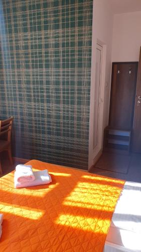 a bed with two towels on it in a room at Guest House Gurkov in Veliko Tŭrnovo