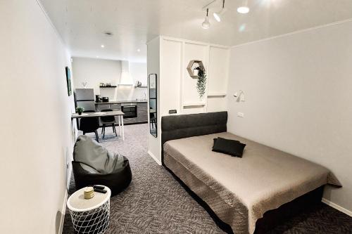 niewielka sypialnia z łóżkiem i biurkiem w obiekcie Lehola Apartment - kontaktivaba sissepääs w mieście Suure-Jaani
