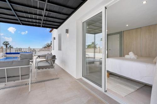 En eller flere senge i et værelse på Villa Vista