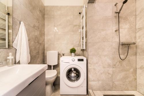 ブダペストにあるCorbie Downtown Apartmentのバスルーム(トイレ、洗濯機付)