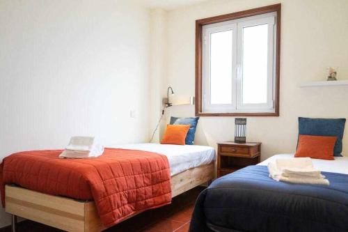 - une chambre avec 2 lits et une fenêtre dans l'établissement Terraço da Bineca, à Cortegaça