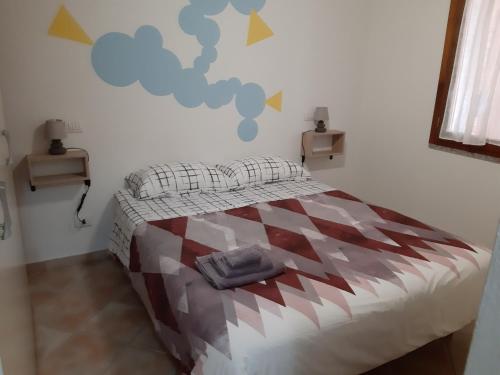 1 dormitorio con 1 cama con un edredón colorido en Casa Pat, en Olmedo