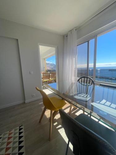 une salle à manger avec une table et des chaises en verre dans l'établissement top floor avenida arriaga 802, à Funchal
