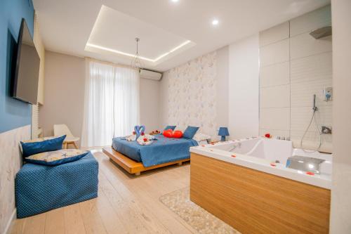 ein Schlafzimmer mit einer Badewanne, einem Bett und einer Badewanne in der Unterkunft Le suite del nostromo in Salerno