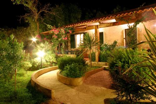 a house with a garden at night at Residenza La Vigna in Parghelia