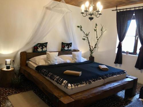 1 dormitorio con 1 cama grande con marco de madera en Mátrai pincés udvar, en Mátramindszent