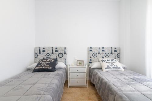 dos camas sentadas una al lado de la otra en un dormitorio en Apartamento Small Oasis Manilva, en Manilva