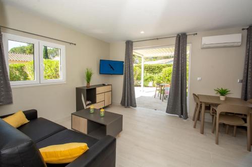 Télévision ou salle de divertissement dans l'établissement Parc Saint James Oasis Village