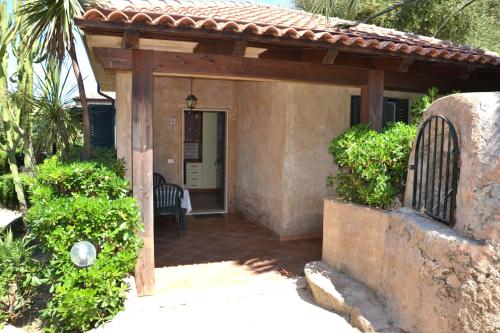 an entry to a house with a wooden pergola at Residenza La Vigna in Parghelia