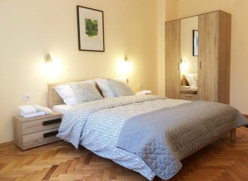 Una cama o camas en una habitación de Hotel Hinovi Hvoyna