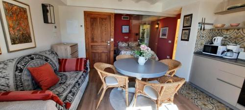 een woonkamer met een tafel en een bank bij AR28-3, Apartamento con vistas mediterráneo in Villajoyosa