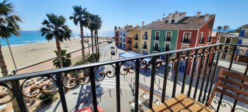 een balkon met uitzicht op het strand en de gebouwen bij AR28-3, Apartamento con vistas mediterráneo in Villajoyosa