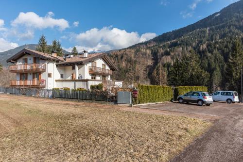 a house with two cars parked in a driveway at Casa Lidia Luxury attico 7 in Bedollo