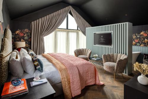 sypialnia z łóżkiem i stołem z krzesłami w obiekcie The Tempus at Charlton Hall Estate w mieście Alnwick