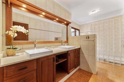 un bagno con due lavandini e un grande specchio di Home2Book Luxury Villa Playa Honda, Private Pool a Playa Honda