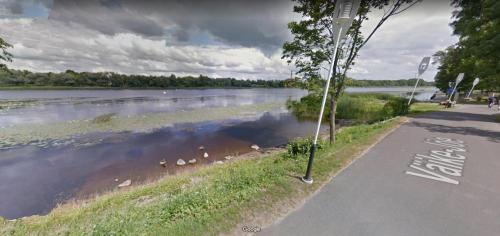 widok na rzekę z akwenem w obiekcie Riverside Apartment w Parnawie