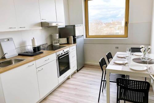 Kuchyň nebo kuchyňský kout v ubytování 2-room apartment with balcony