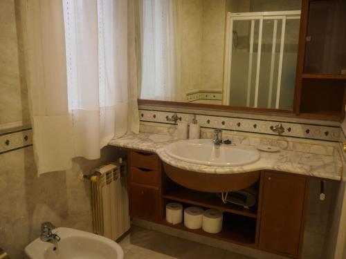 y baño con lavabo y espejo. en LA CASA DE SENSI en Güéjar-Sierra