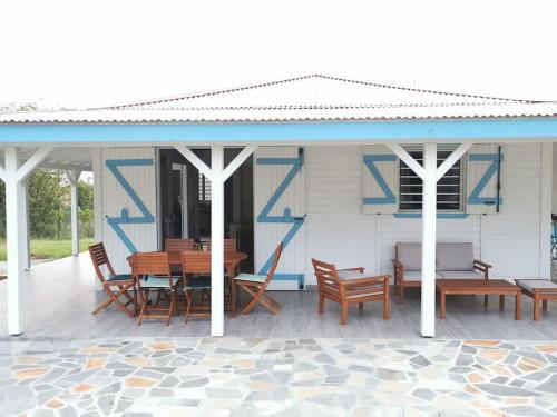 En terrasse eller udendørsområde på La villa Rouyo