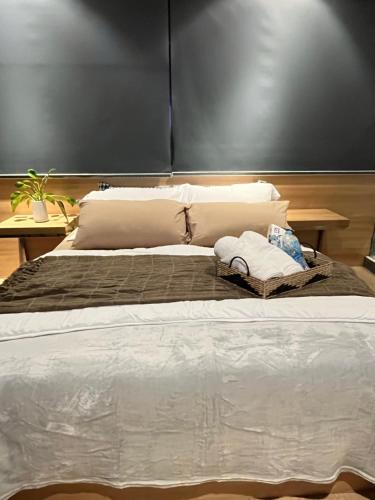 Кровать или кровати в номере The UpperRoom @ Real Suites