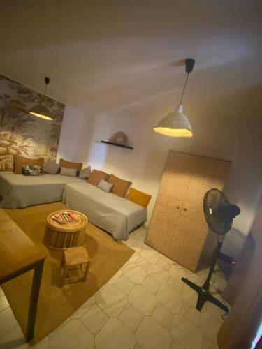 - un salon avec un canapé et une table dans l'établissement Le Bois Saint Martin, à Filaos