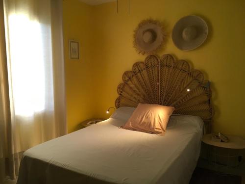 - une chambre avec un lit et une tête de lit en bois dans l'établissement Le Bois Saint Martin, à Filaos