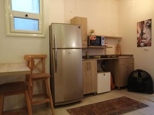 W kuchni znajduje się lodówka ze stali nierdzewnej i kuchenka mikrofalowa. w obiekcie studio inside resort including private sand beach w mieście Hurghada
