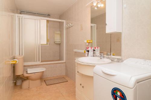 ein weißes Bad mit einem Waschbecken und einem WC in der Unterkunft Espanatour AMARION in Torrevieja