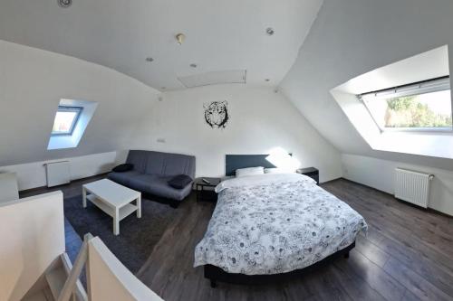 une chambre avec un lit, un canapé et une fenêtre dans l'établissement Magnifique maison Amiens en bord de somme 8 pers, à Amiens