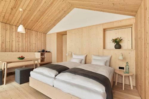 1 dormitorio con 1 cama grande y 1 mesa en Kulturhof Stanggass, en Bischofswiesen
