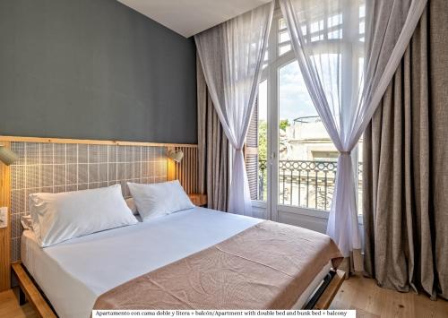 巴塞隆納的住宿－Gòtic by The 5ve Soul，一间卧室设有一张床和一个大窗户