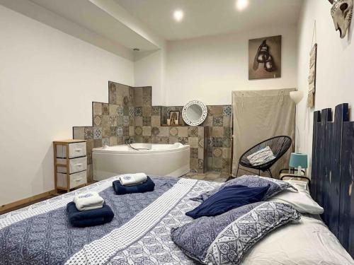 ein Schlafzimmer mit einem großen Bett und einer Badewanne in der Unterkunft Appartement cosy hyper-centre 70m2 in Amiens