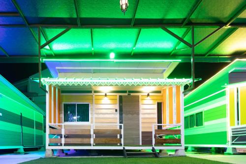 Zimmer mit zwei Bänken in einem Gebäude in der Unterkunft Rainbow Huts by Zing Motel in Butterworth