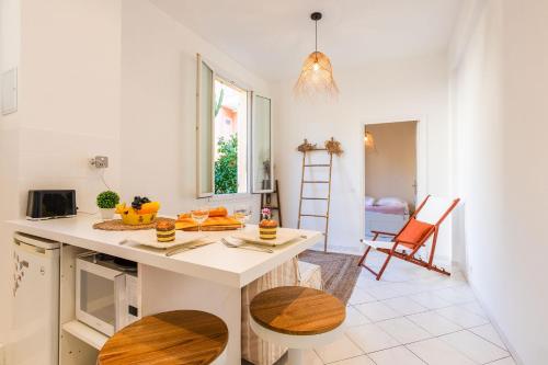 une cuisine avec un comptoir blanc et une table dans l'établissement LE FLORIDA AP4340 By Riviera Holiday Homes, à Villefranche-sur-Mer