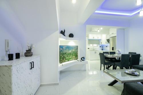 un soggiorno con tavolo e una sala da pranzo di Jensila Suite by "elite" a Città di Zante