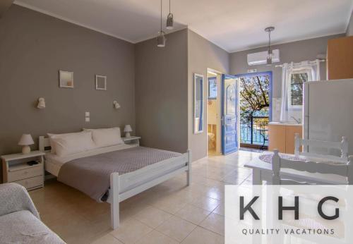 a bedroom with a king sized bed and a couch at SEA VIEW RETREAT STUDIO IN AGIOS KONSTANTINOS! in Dhavgáta
