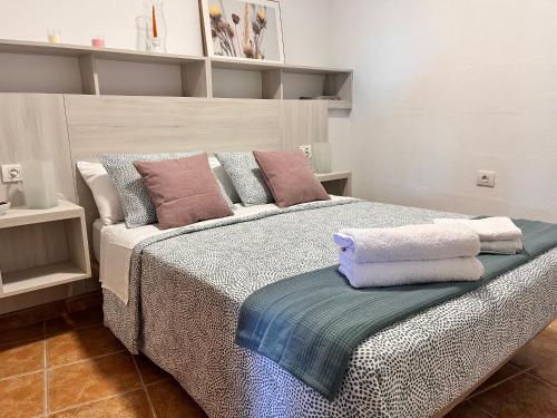 a bedroom with a bed with towels on it at Casa Araviña in Icoro