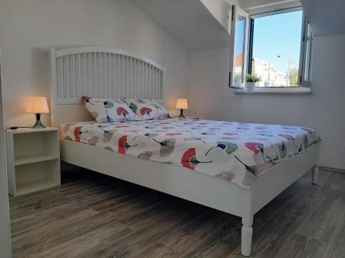 um quarto com uma cama e uma janela em Apartment Bruna em Stomorska
