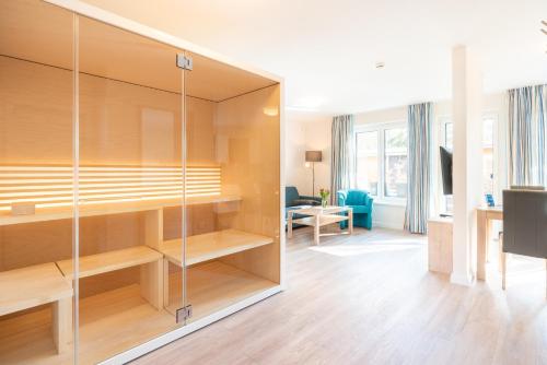 a room with a large closet with glass doors at Kehrwieder Zinnowitz in Zinnowitz