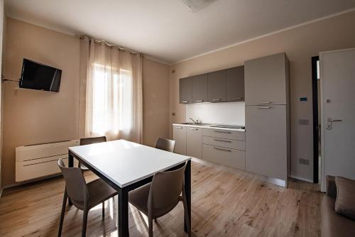 a kitchen and dining room with a table and chairs at CASA TERMINEL in Villafranca di Verona